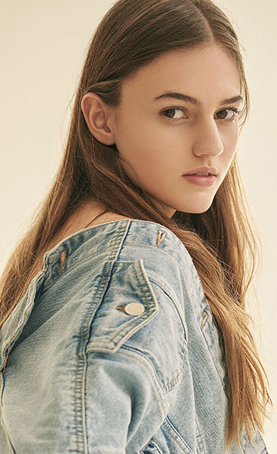 Lara Hormann<br /><span class="model-data-overview">EU 180cm | US 5′ 11“</span>