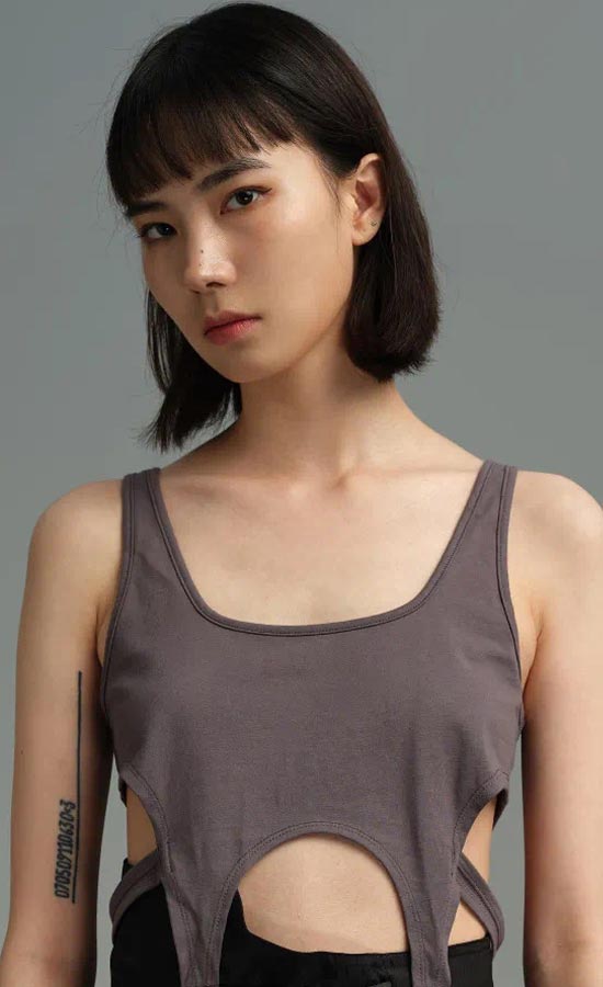 Yunwei Zhang<br /><span class="model-data-overview">EU 178cm | US 5′ 10“</span>