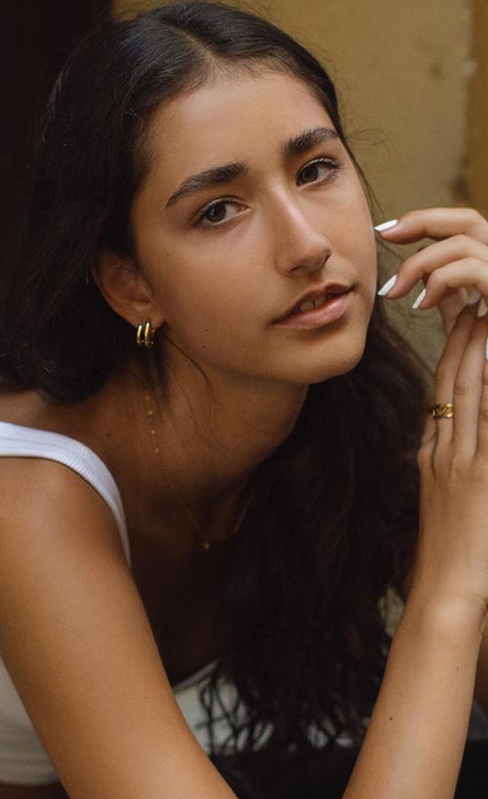 marla-cover-new-face-model-brown-hair-nizza-berlin-brown-curly-hair-sitting-editorial-test-shooting-white-shirt