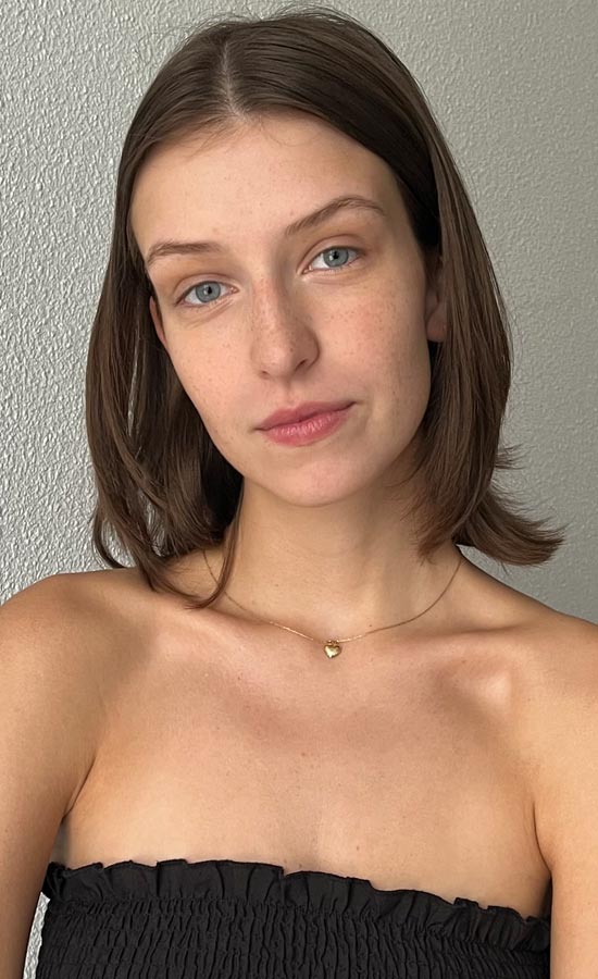 Emma Kourilova<br /><span class="model-data-overview">EU 179cm | US 5’10.5”</span>